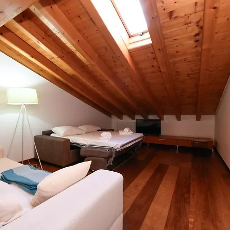 Loft Soppalcato Con Patio, Piscina E Parcheggio Apartmán Desenzano del Garda