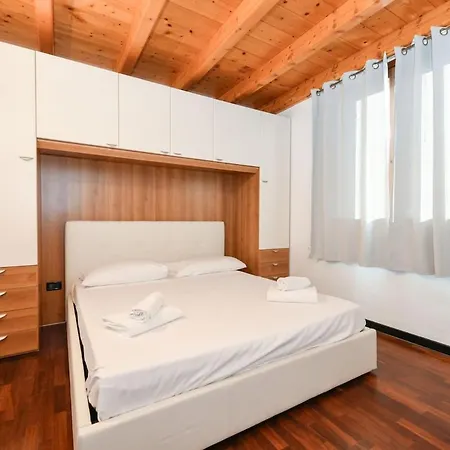 Loft Soppalcato Con Patio, Piscina E Parcheggio * Desenzano del Garda